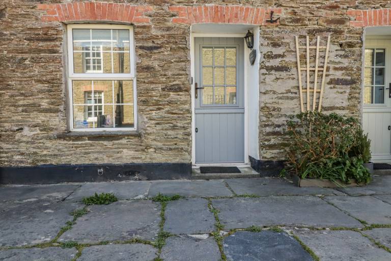 Cottage with garden — photo 2