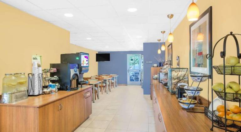 Microtel Inn & Suites by Wyndham Chili/Rochester Airport — photo 4