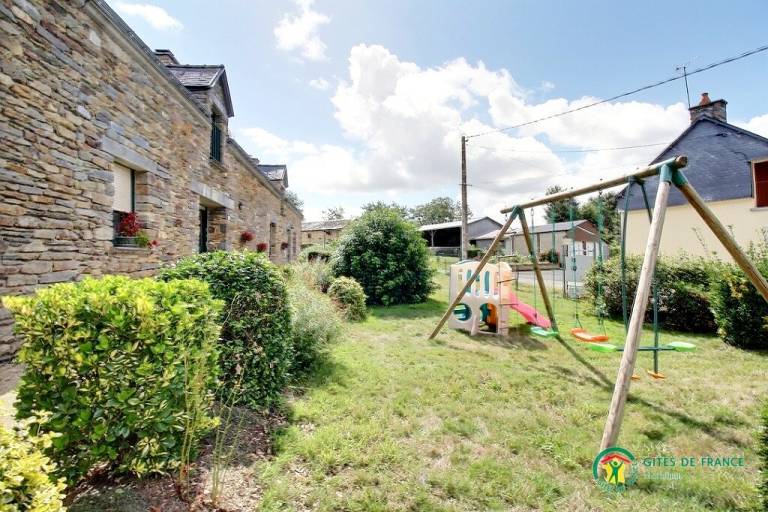 Gite with yard & patio — photo 4