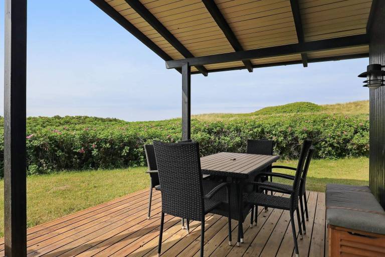 Fully equipped beautiful vacation home with patio & grill | Next to the beach | Dogs allowed — photo 2