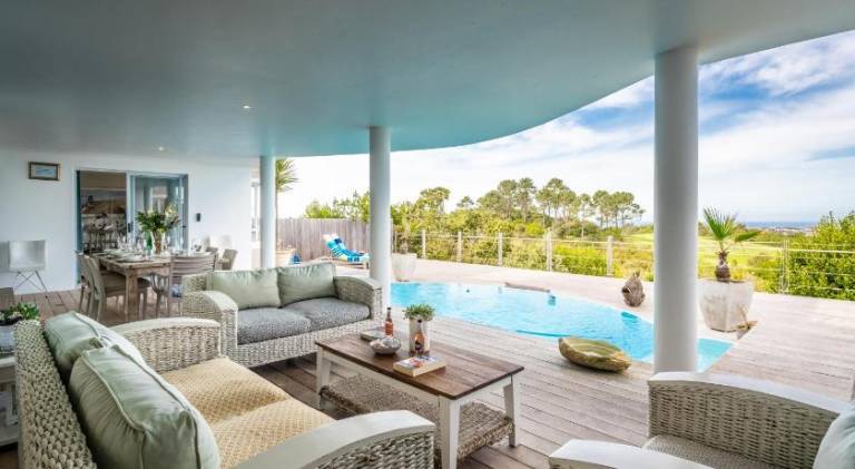 Vacation home with pool — photo 4