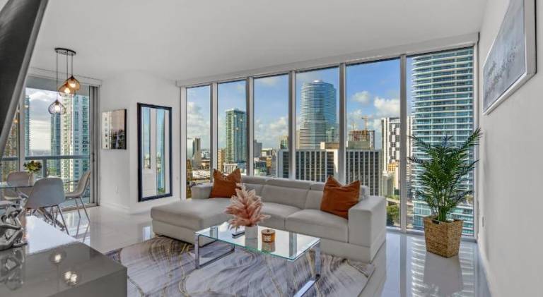 Ample apartment with pool | Close to Bayfront Park | Pet-friendly in Miami, FL
