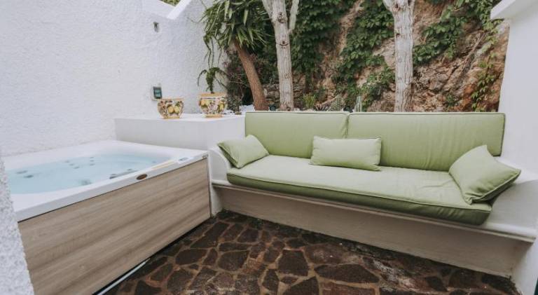 Villa with hot tub & terrace — photo 4