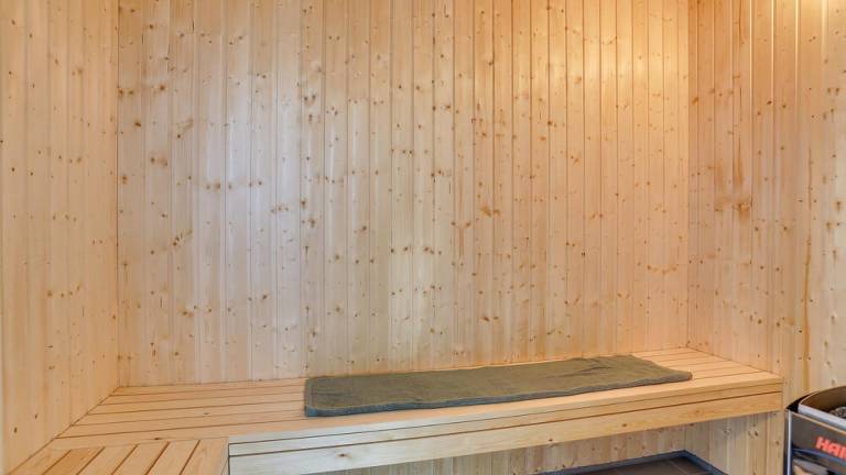 Family-friendly vacation home with private pool, sauna & yard | Pets are welcome — photo 4