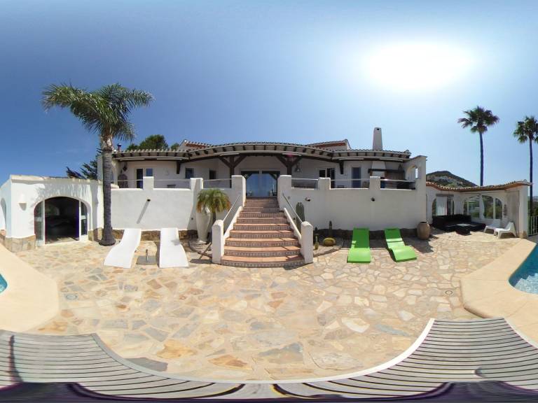 Spacious vacation home with patio, garden & private pool | Pet-friendly — photo 5