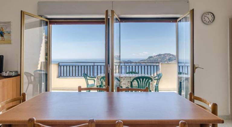 Apartment with yard, barbecue & patio | Beach nearby | Dogs allowed — photo 3