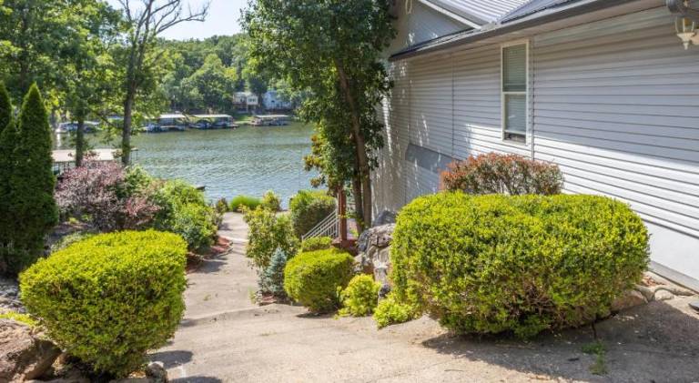 Vacation home with 5 rooms for 20 persons in Lake Ozark, MO