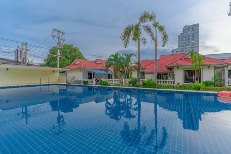 Villa with pool, BBQ & yard | Next to Big Buddha | Pets are welcome in Pattaya
