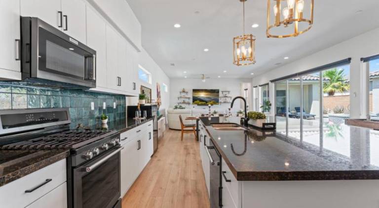 Vacation home with barbeque, private pool & yard — photo 4