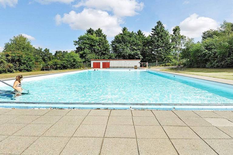 House with terrace, yard & pool | Pets are welcome — photo 2