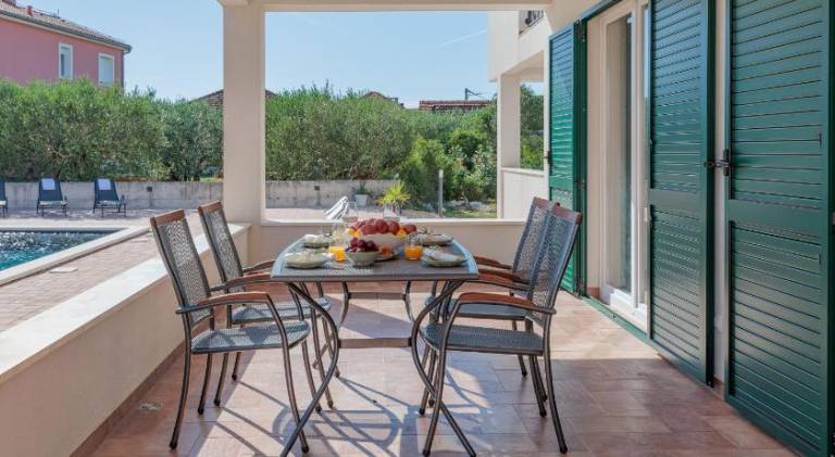 Beautiful rental apartment with private pool, barbecue & yard | Dogs allowed — photo 4