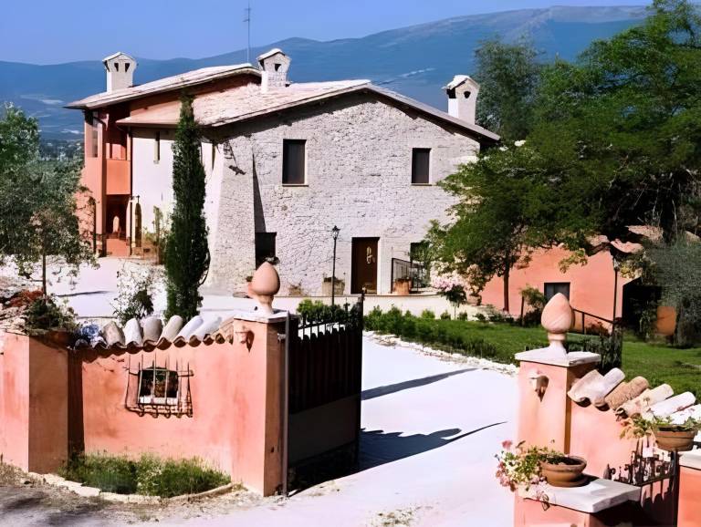 Charming vacation home with grill, patio & pool | Good for workation | Pets are welcome in Spoleto