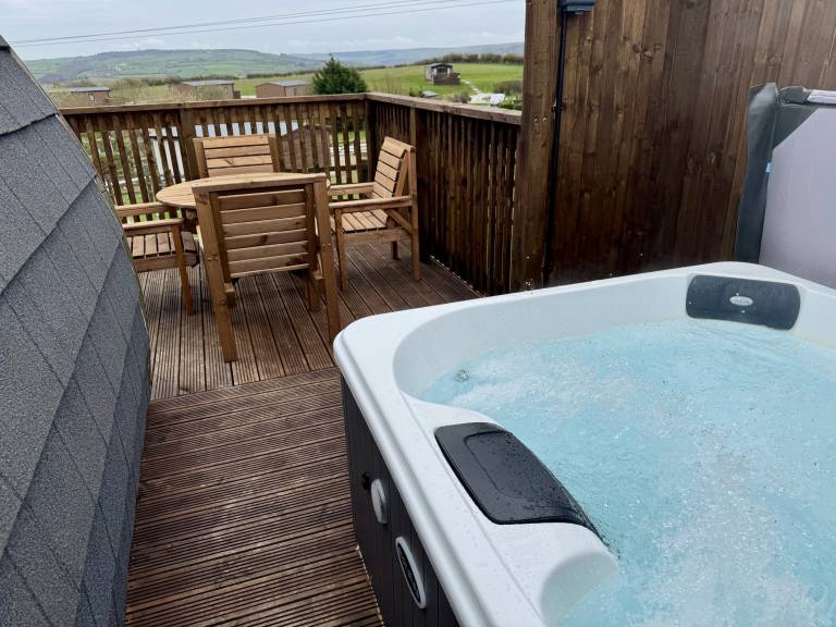 Cottage with jacuzzi & yard — photo 2