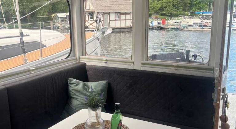 WOHLFUHLBOOT Hausboot - Festlieger im Hafen Bad Saarow - WC an Bord, Dusche an Land — photo 4