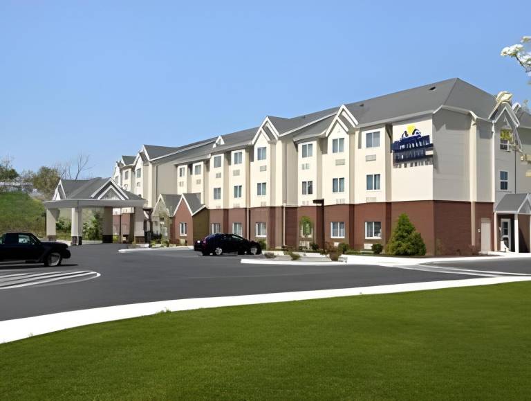 Microtel Inn & Suites by Wyndham Geneva in Senec
