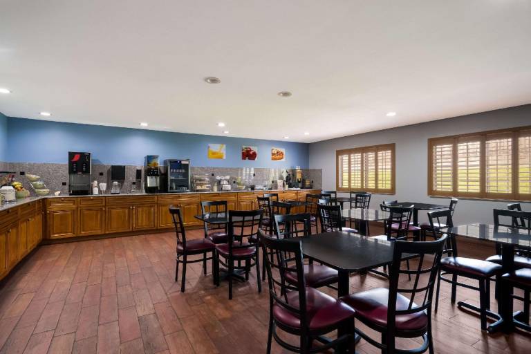 Quality Inn & Suites Oklahoma City North — photo 5