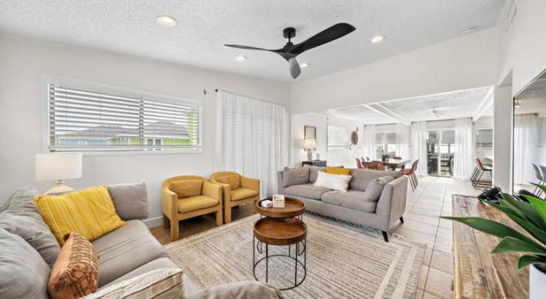 Beach bungalow with stunning ocean views and huge deck just steps away from the beach — photo 2