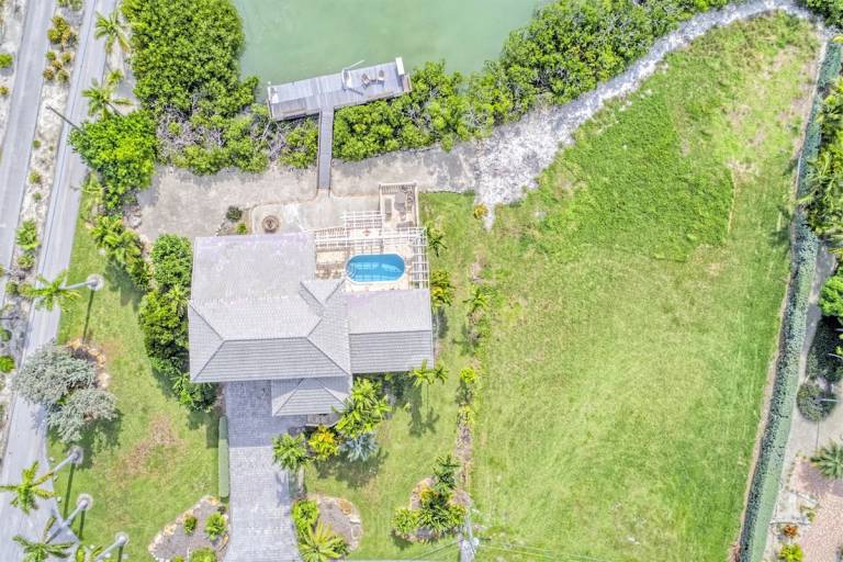 Reel Relaxin Luxury Waterfront Pool Home — photo 3