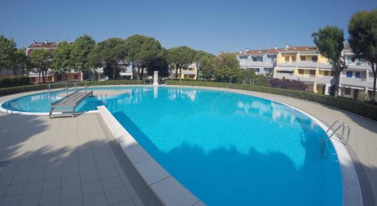 Apartment with pool, terrace & yard — photo 2