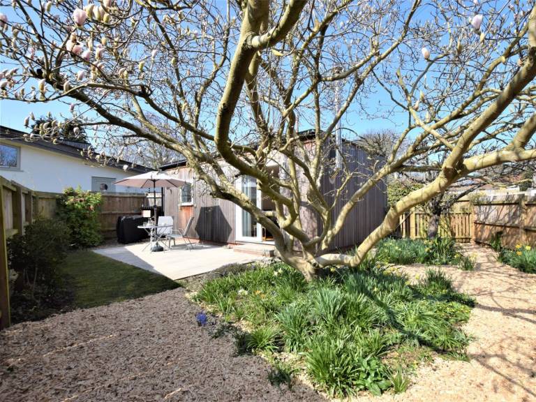 Lodge with garden — photo 2