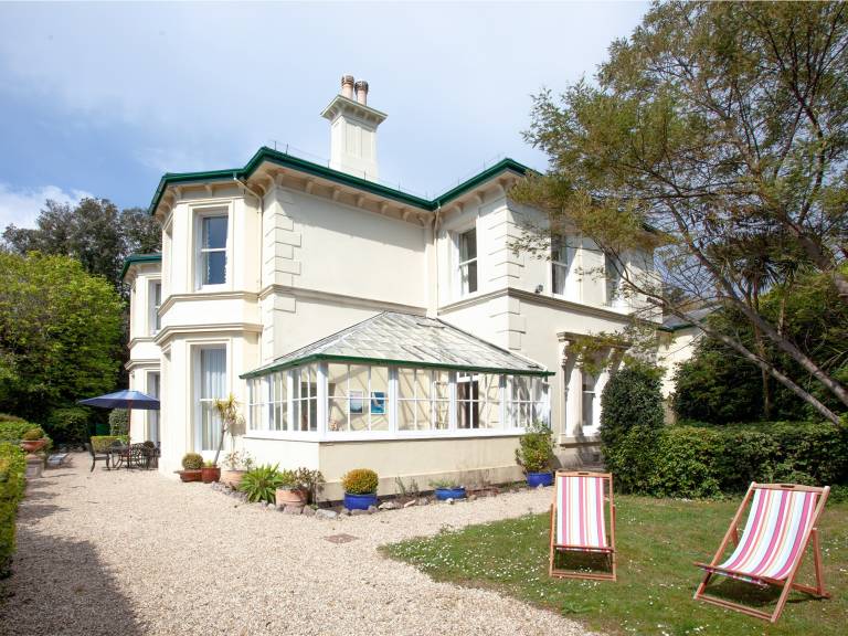 Cottage with terrace & yard | Beach view — photo 2