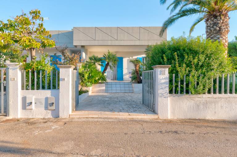 Family-friendly pleasant villa with yard & patio | Nature view | Close to the beach | Pets are welcome — photo 2