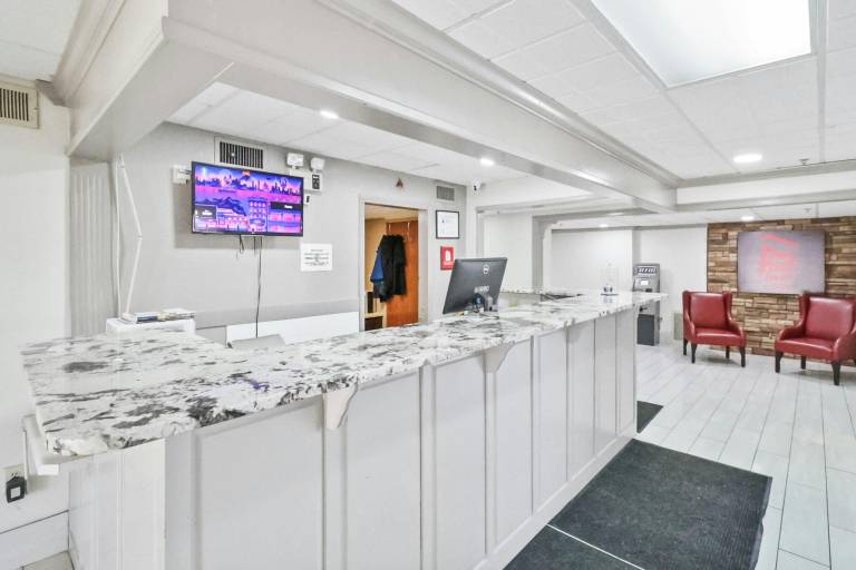 Red Roof Inn & Suites Fayetteville - Fort Bragg — photo 2