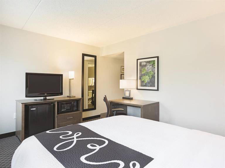 La Quinta Inn & Suites by Wyndham Baltimore BWI Airport in Hanover, MD