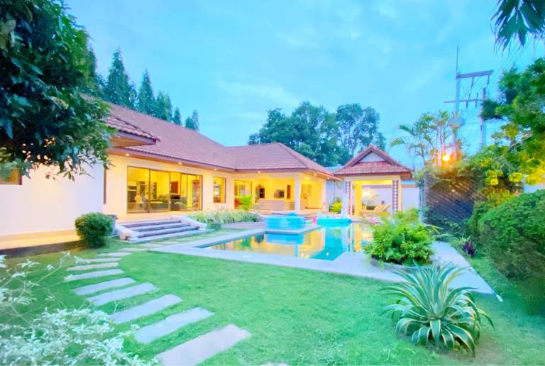 Villa with pool, grill & yard | Perfect for remote work | Pets are welcome — photo 4