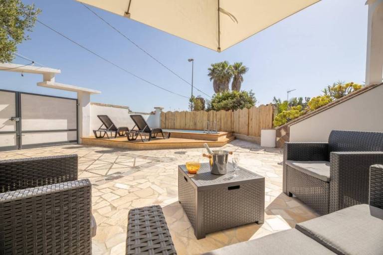 Charming villa with yard & private pool | Pets allowed — photo 4