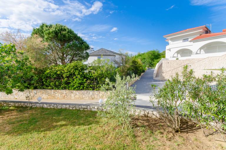 Apartment with barbeque, yard & terrace | Garden view — photo 2