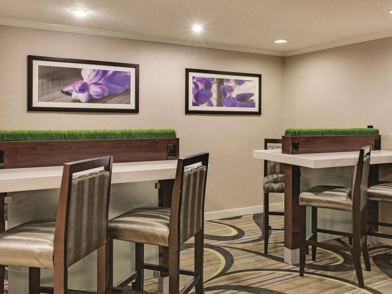 La Quinta Inn & Suites by Wyndham Cleveland - Airport North — photo 5