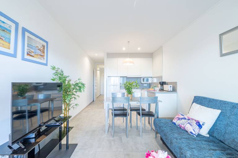 Rental apartment with terrace & yard — photo 5