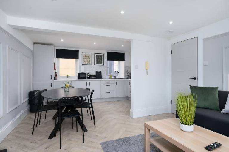 Modern 5 BED 2 BATH Apartment