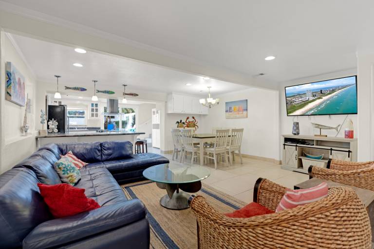 Vacation home with pool — photo 2