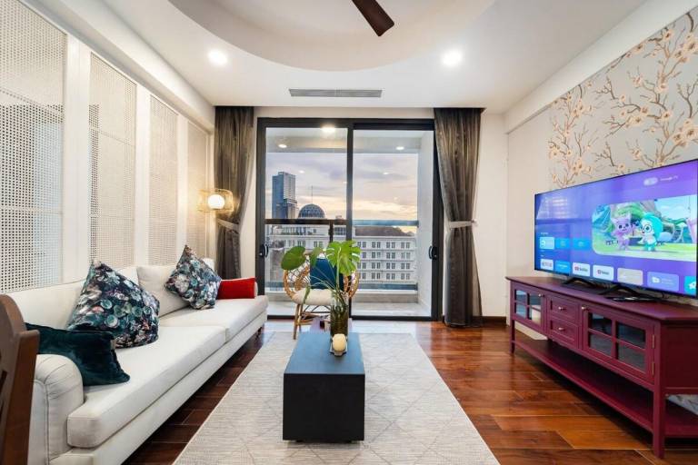 Apartment with pool, barbeque & yard | Close to Bến Thành Market | Suitable for remote work | Pets are welcome in Ho Chi Minh City