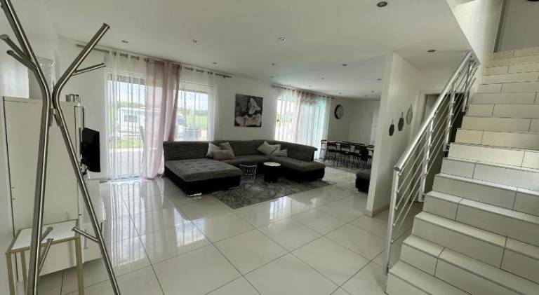 House with pool & jacuzzi — photo 4