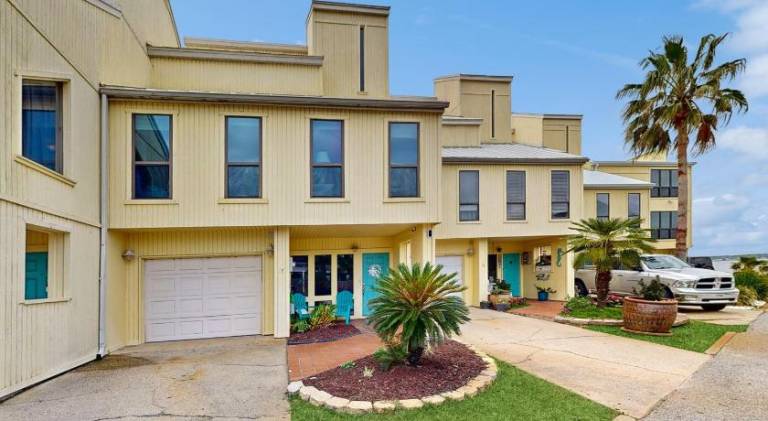 Charming vacation home with pool | Next to the beach | Pets are welcome in Pensacola, FL