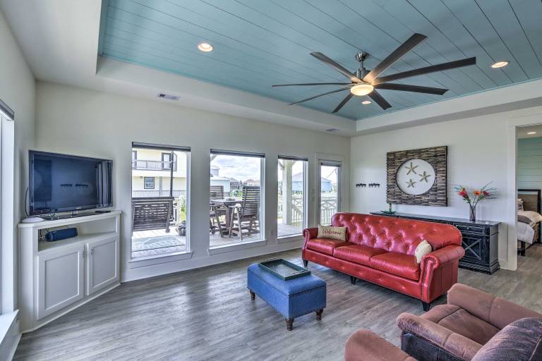 Steps to Gulf: Crystal Beach Home w/ Deck & Views — photo 3