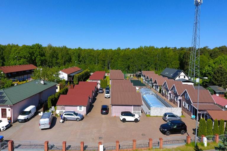 Bungalow with BBQ, patio & pool — photo 4