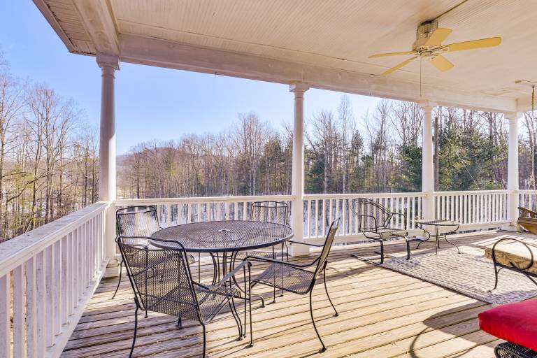 Family Home w/ Game Room & Decks in Etlan! — photo 3
