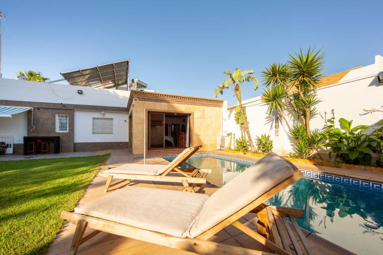 Holiday apartment with barbecue, terrace & pool | Garden view | Next to the beach | Pets are welcome — photo 4