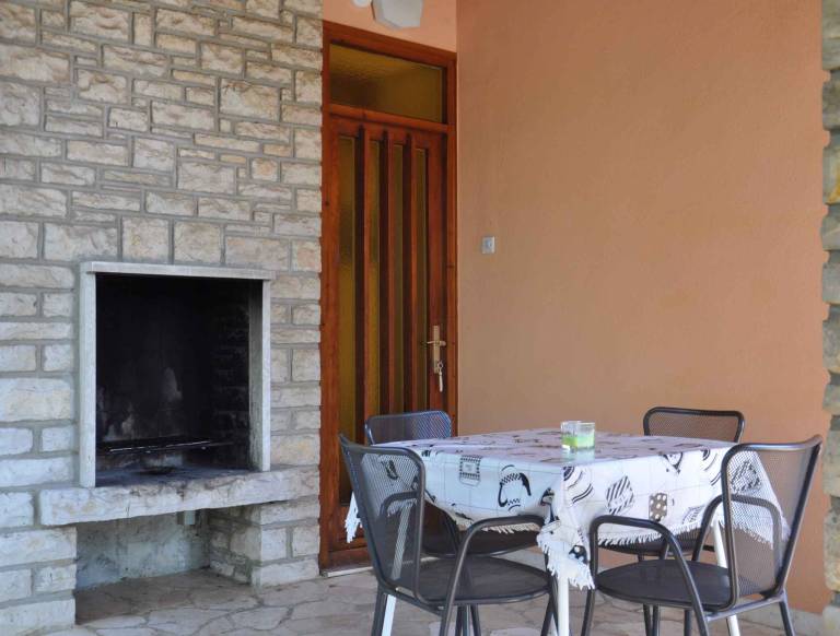 Apartment with yard, barbeque & terrace — photo 2