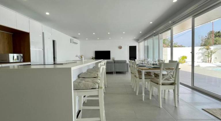 House with pool — photo 5