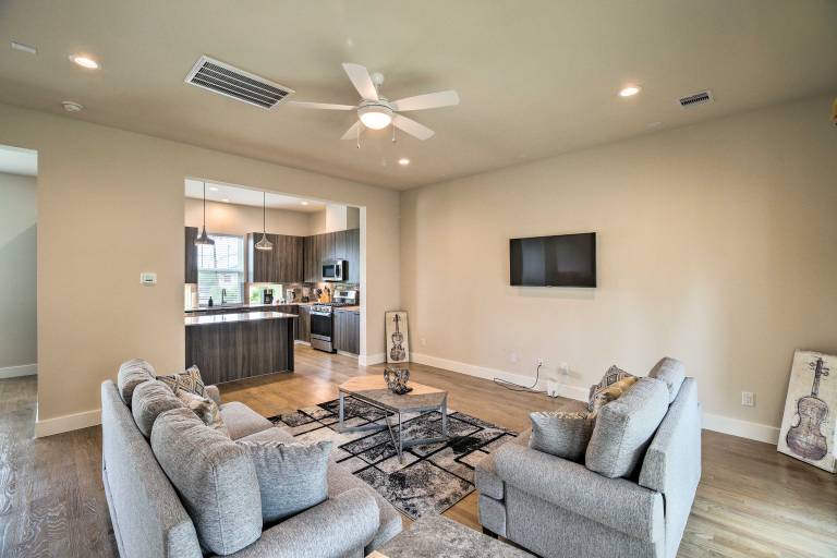 Bright & Spacious Houston Townhome Near Dtwn