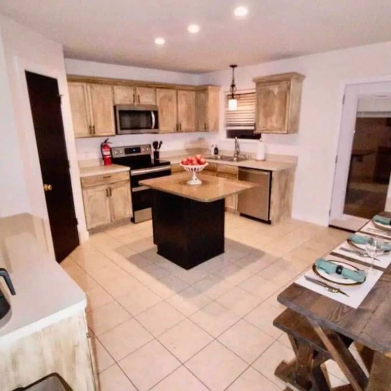 Family-friendly vacation home with yard | Pet-friendly — photo 2