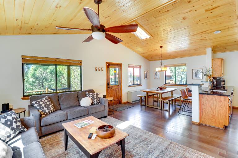 Large Yard, Patio + Gas Grill: Show Low Cabin — photo 4
