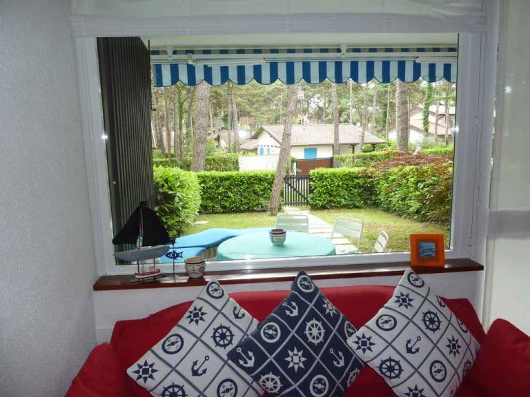 Charming holiday apartment with patio, garden & pool | Beach nearby | Pets allowed — photo 2