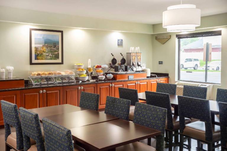 Comfort Suites Outlet Center — photo 5