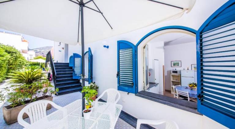 Apartment with garden & patio — photo 4